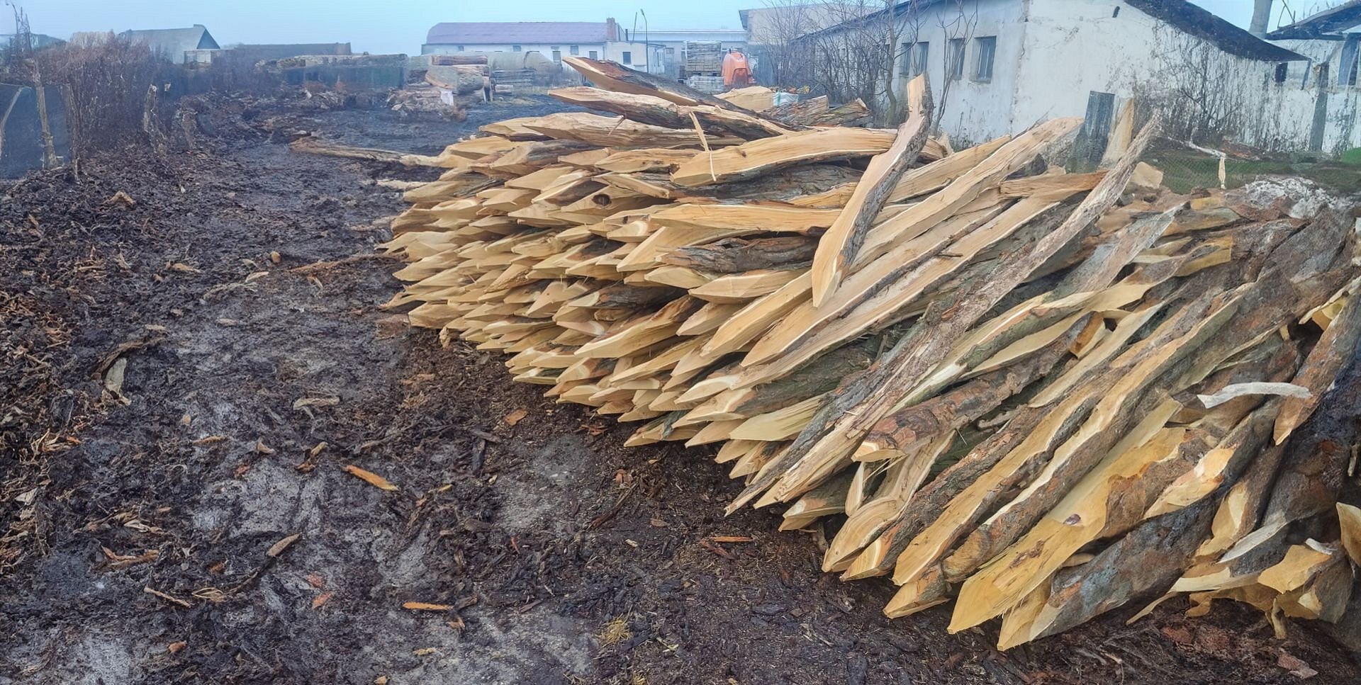 Výroba akátových  a dubových kůlů na míru  s životností až 40 let